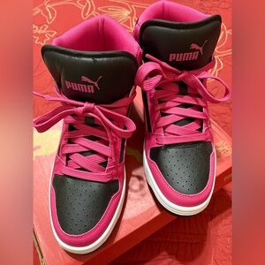 Hot pink and Black high top Puma tennis shoes SZ 9